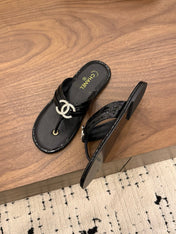 CHANEL 26S THONG SANDALS IN BLACK PATENT CALFSKIN WITH RHINESTONE CC LOGO