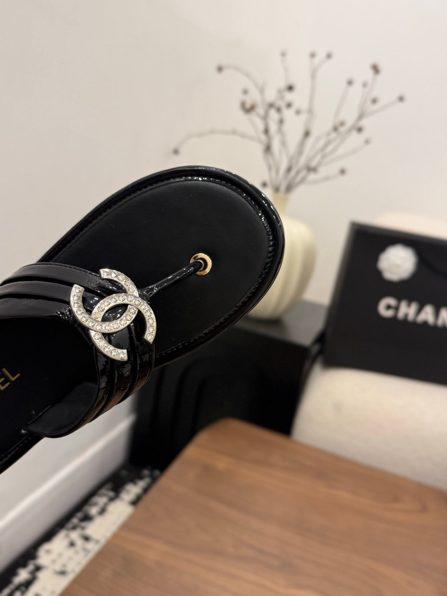 CHANEL 26S THONG SANDALS IN BLACK PATENT CALFSKIN WITH RHINESTONE CC LOGO
