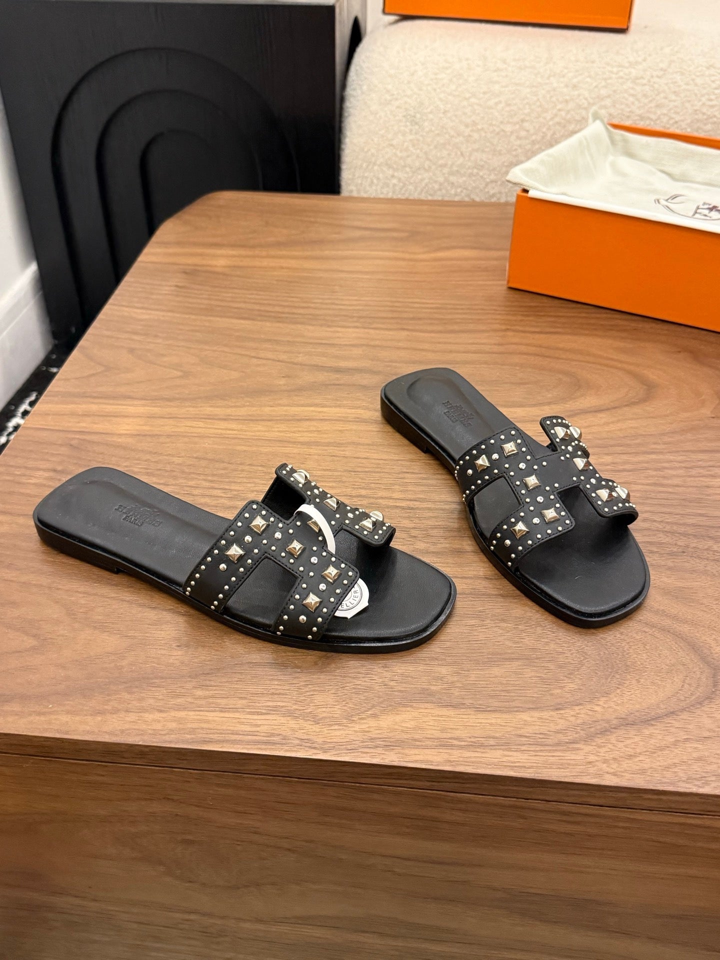 HM 26S ORAN STUDDED SANDALS IN BLACK CALFSKIN