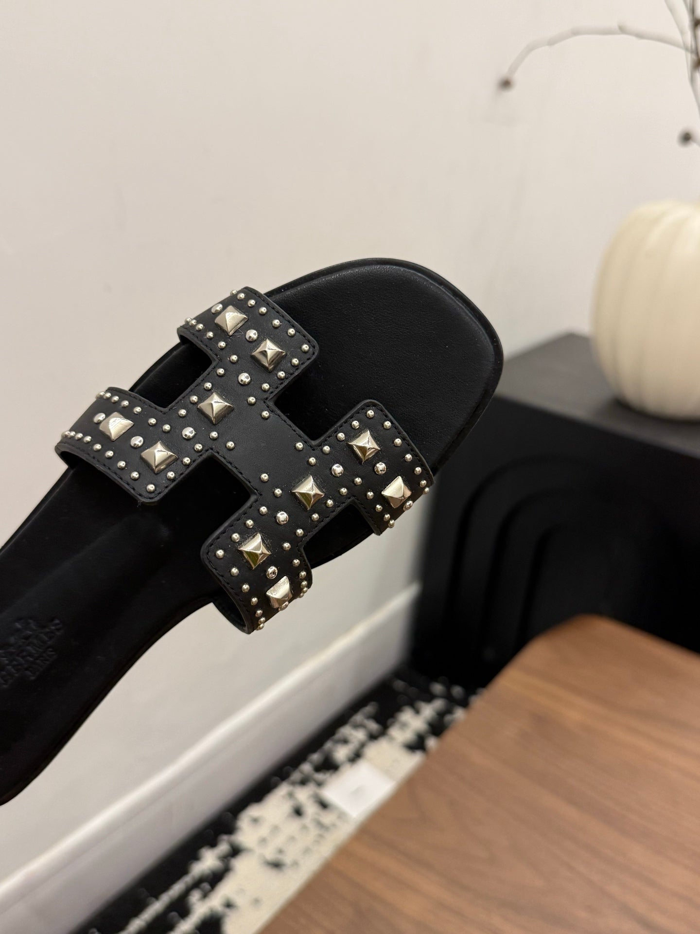 HM 26S ORAN STUDDED SANDALS IN BLACK CALFSKIN