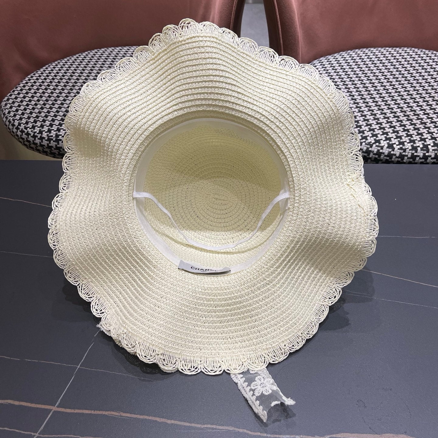 CHANEL 26S LACE-OVERLAY WIDE-BRIM STRAW HAT 335729