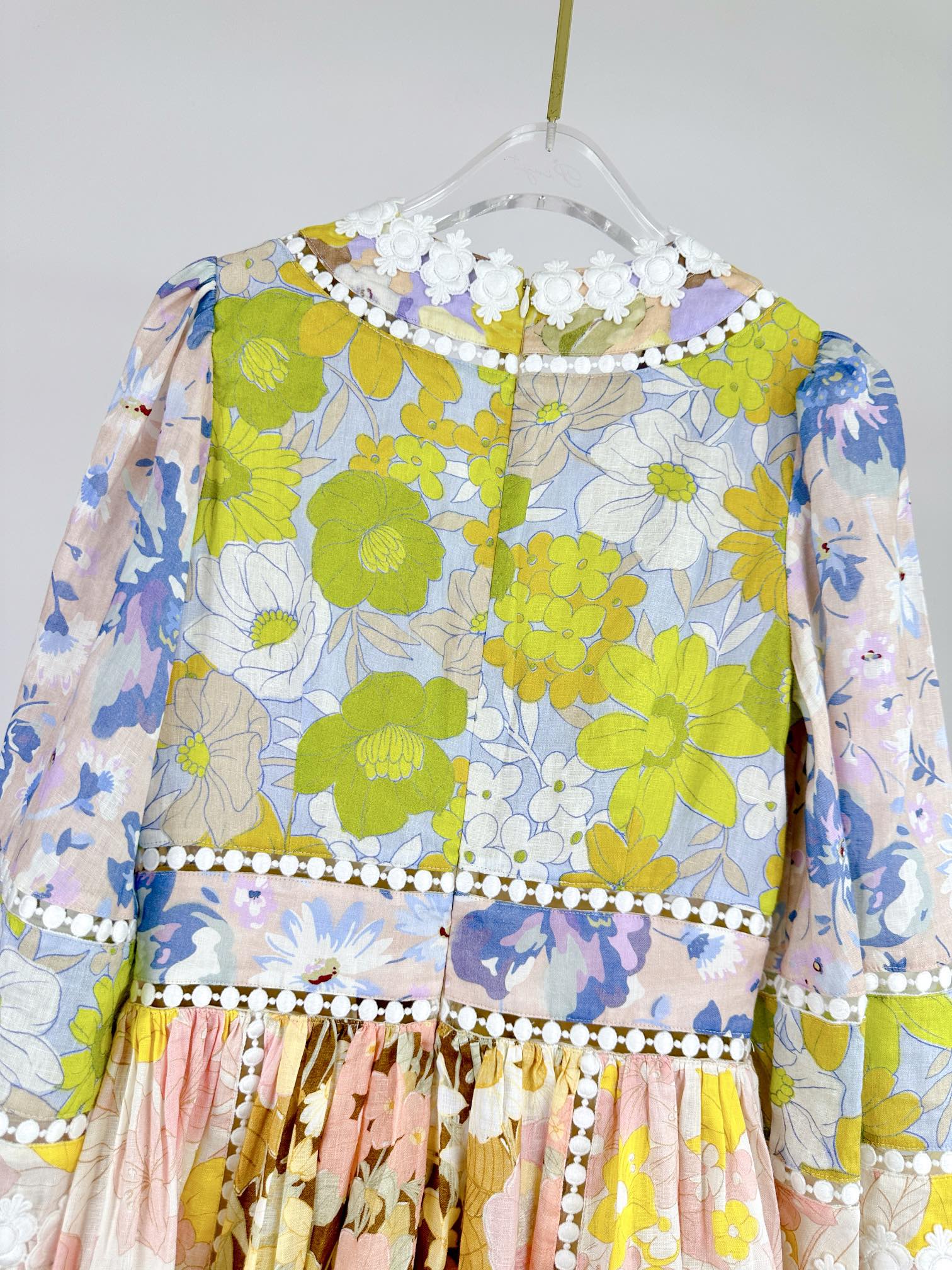 V-NECK FLORAL PRINT DRESS WITH LACE DETAIL