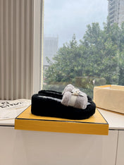 THICK-SOLDED SLIPPER IN PALE GRAY MIX BLACK LAMB FUR