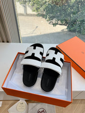 CHYPRE SANDAL IN WHITE SHINY GRAINED CALFSKIN