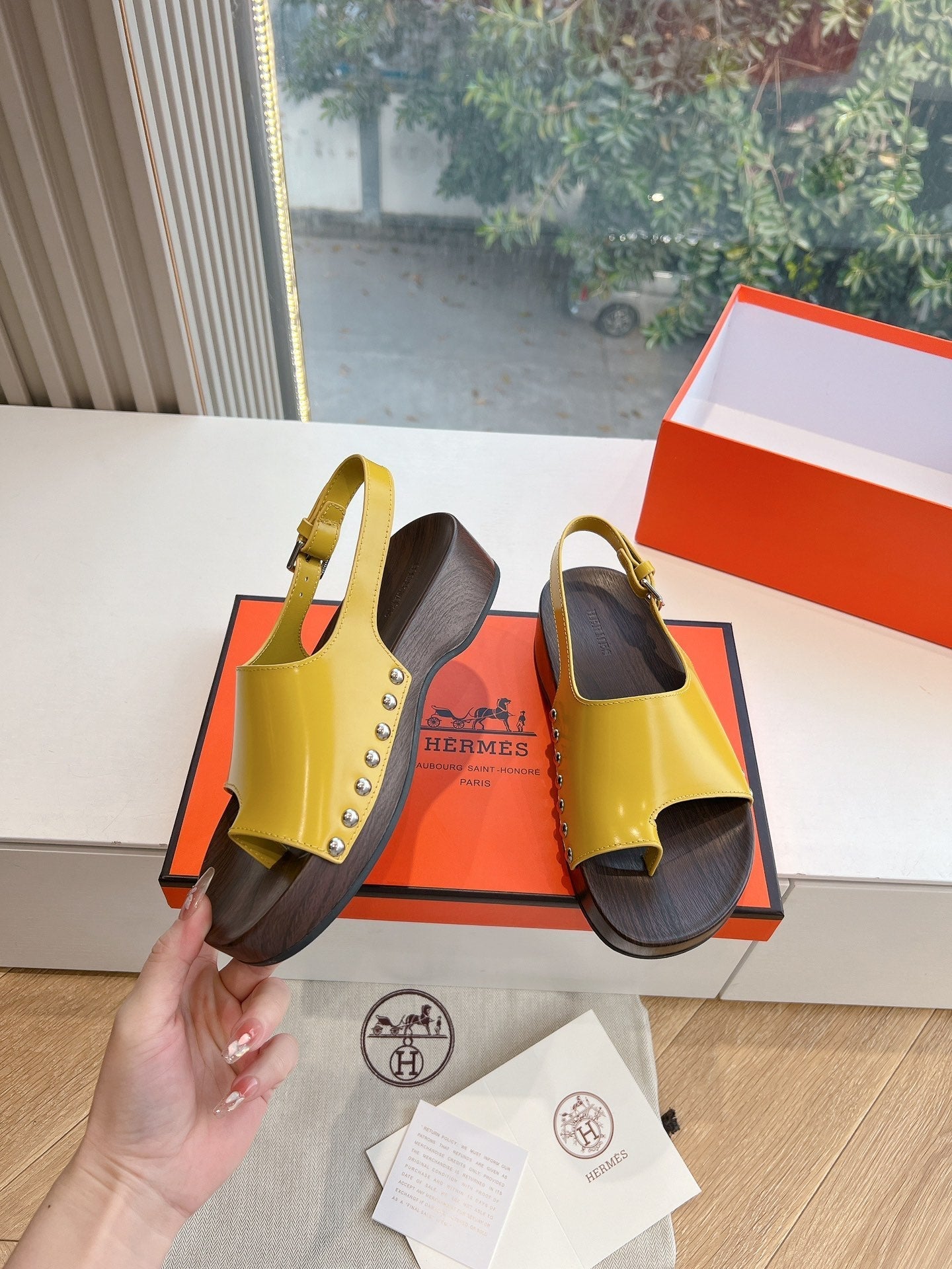 FLAT SANDAL IN CORN YELLOW CALFSKIN