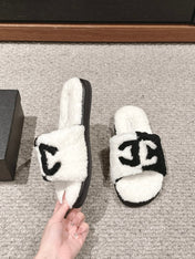 CC SLIPPERS IN WHITE MIX BLACK FLEECE