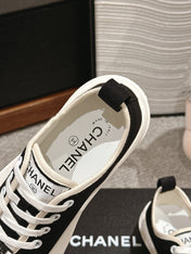 LACE-UP SNEAKERS IN BLACK CANVAS