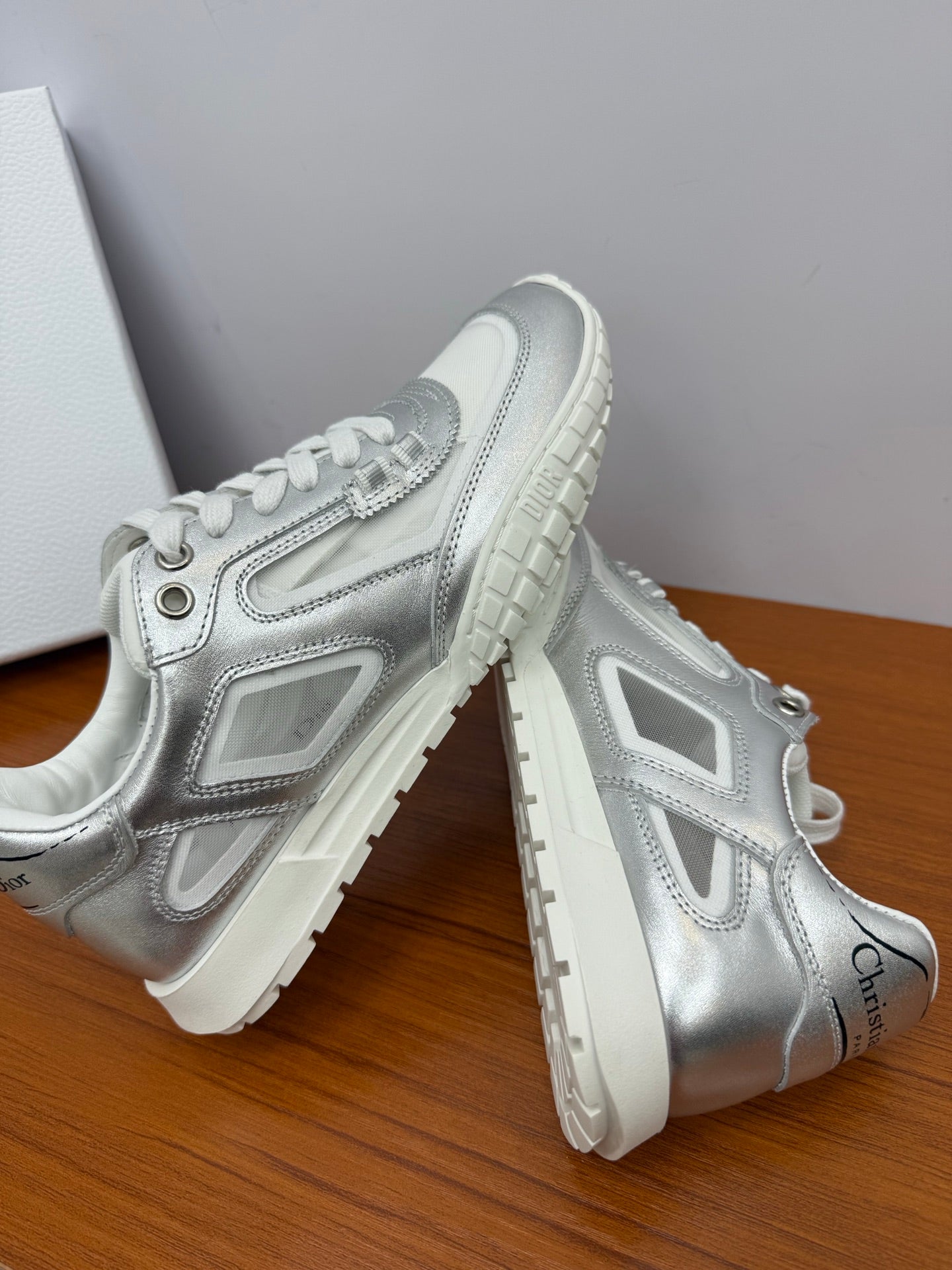 DIOR 26S SNEAKERS IN WHITE AND SILVER CALFSKIN AND MESH