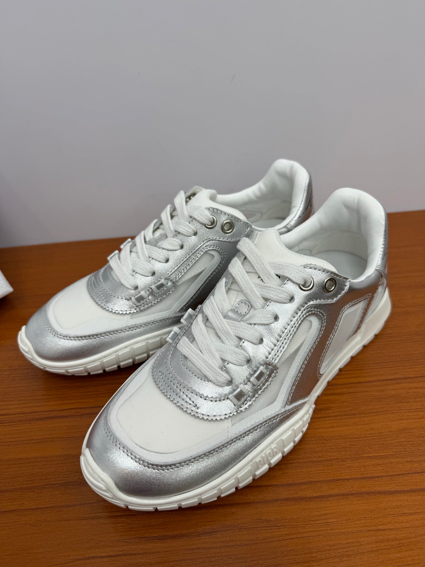 DIOR 26S SNEAKERS IN WHITE AND SILVER CALFSKIN AND MESH