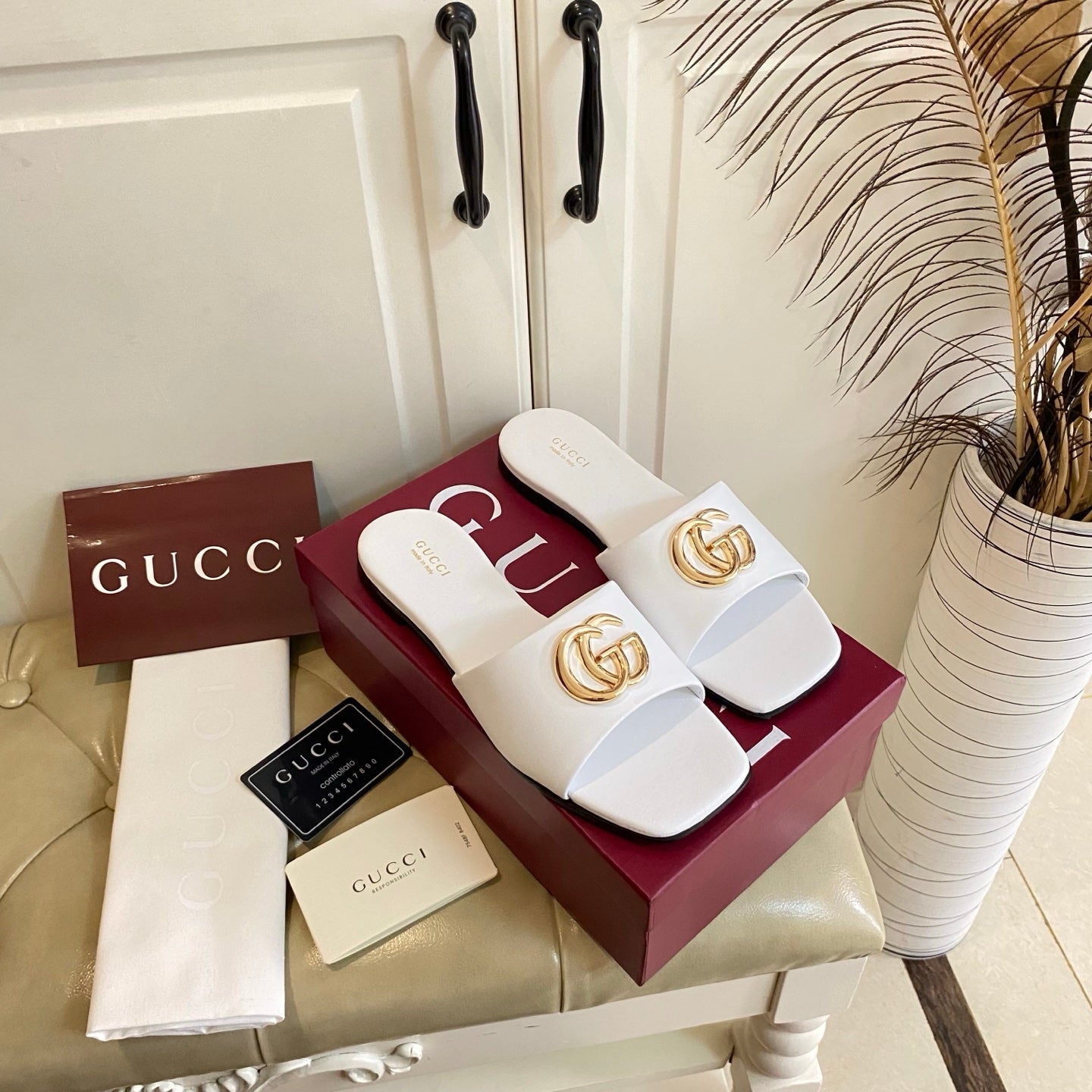 GUCCI 26S SLIDES IN WHITE CALFSKIN