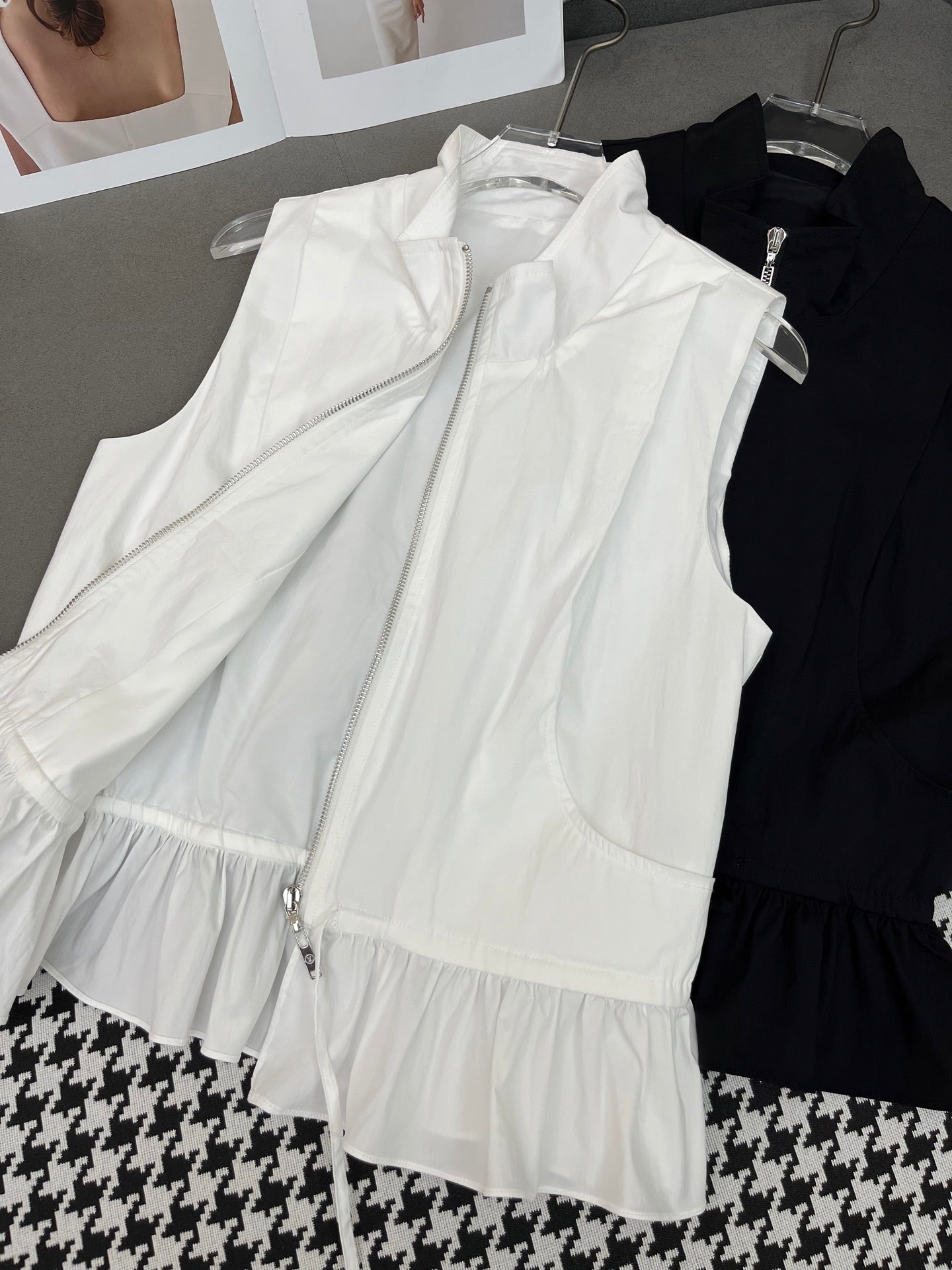 HIGH-NECK SLEEVELESS TOP WITH ZIP CLOSURE