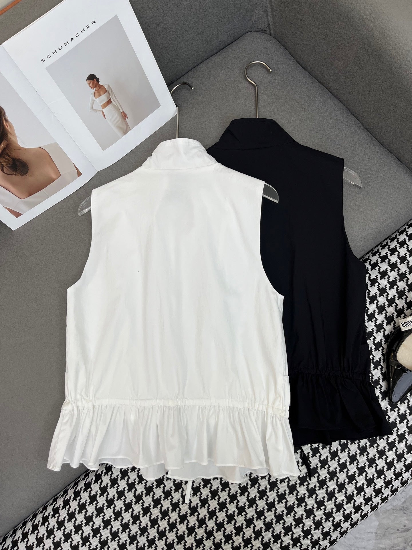 HIGH-NECK SLEEVELESS TOP WITH ZIP CLOSURE