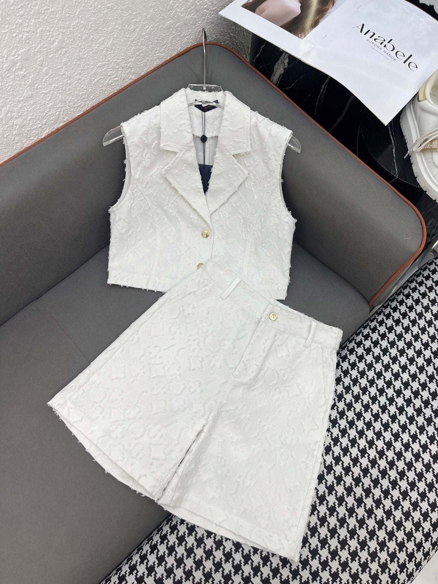 SET SLEEVELESS TOP AND SHORTS IN WHITE DENIM