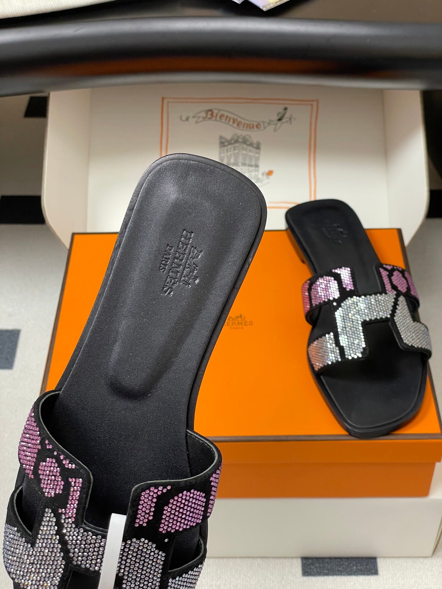 HM 25S ORAN SANDAL IN BLACK LAMBSKIN WITH WHITE MIX PINK STONE DETAILS