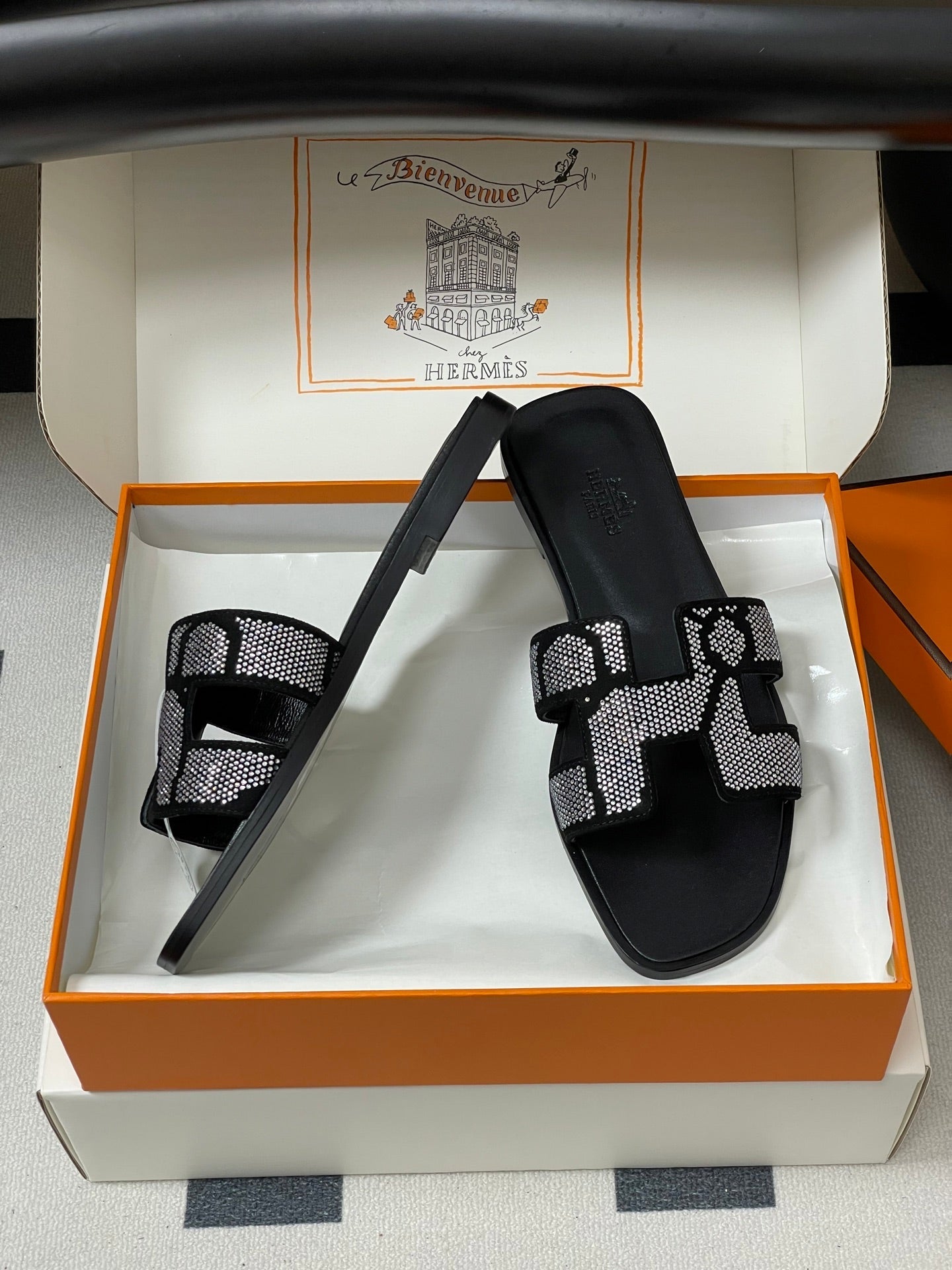 HM 25S ORAN SANDAL IN BLACK LAMBSKIN WITH WHITE STONE DETAILS