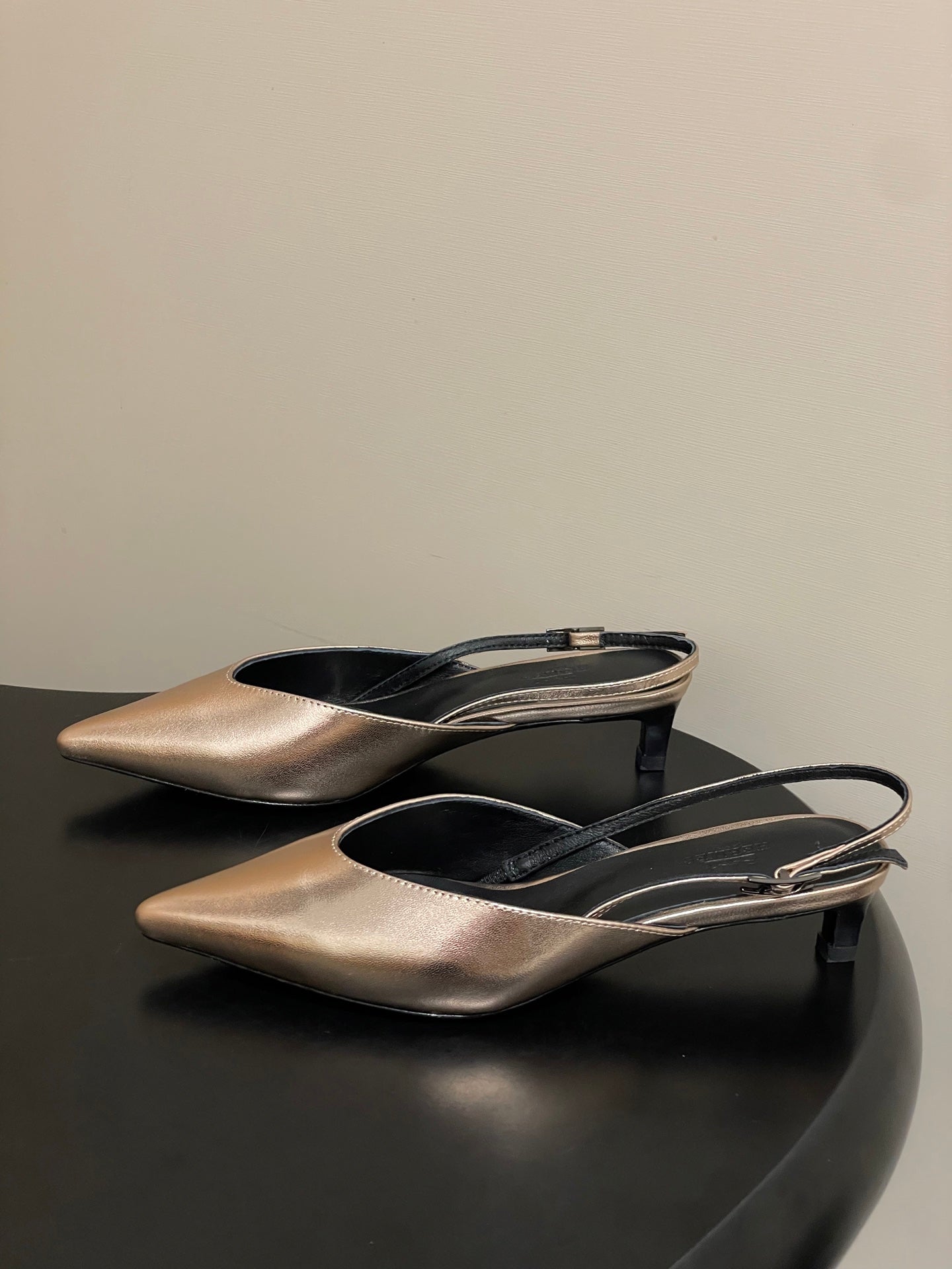 HM 26S NICOLE SLINGBACK 40MM IN GOLD CALFSKIN SILVER HARDWARE