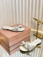 SLIDES SANDALS IN WHITE CALFSKIN BOW IN TRAP