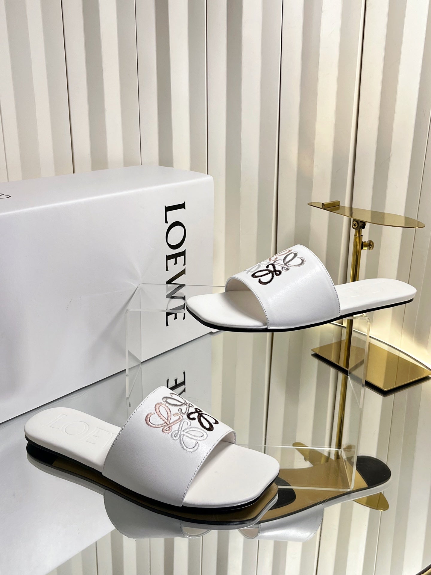 LOEWE 26S LOGO-EMBROIDERED SANDALS IN WHITE CALFSKIN