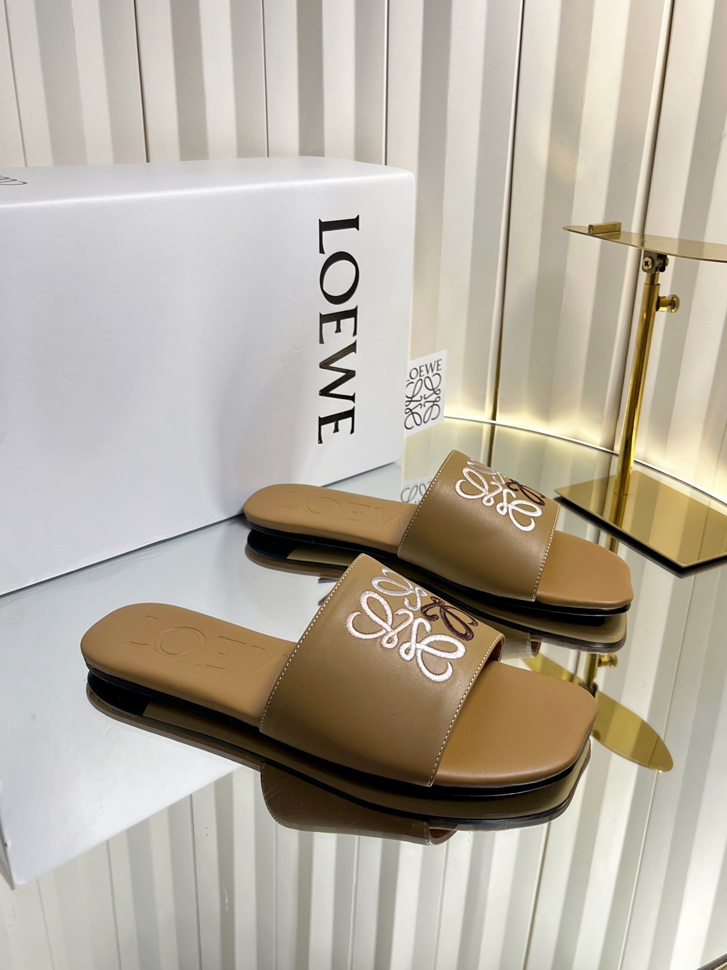 LOEWE 26S LOGO-EMBROIDERED SANDALS IN CAMEL BROWN CALFSKIN