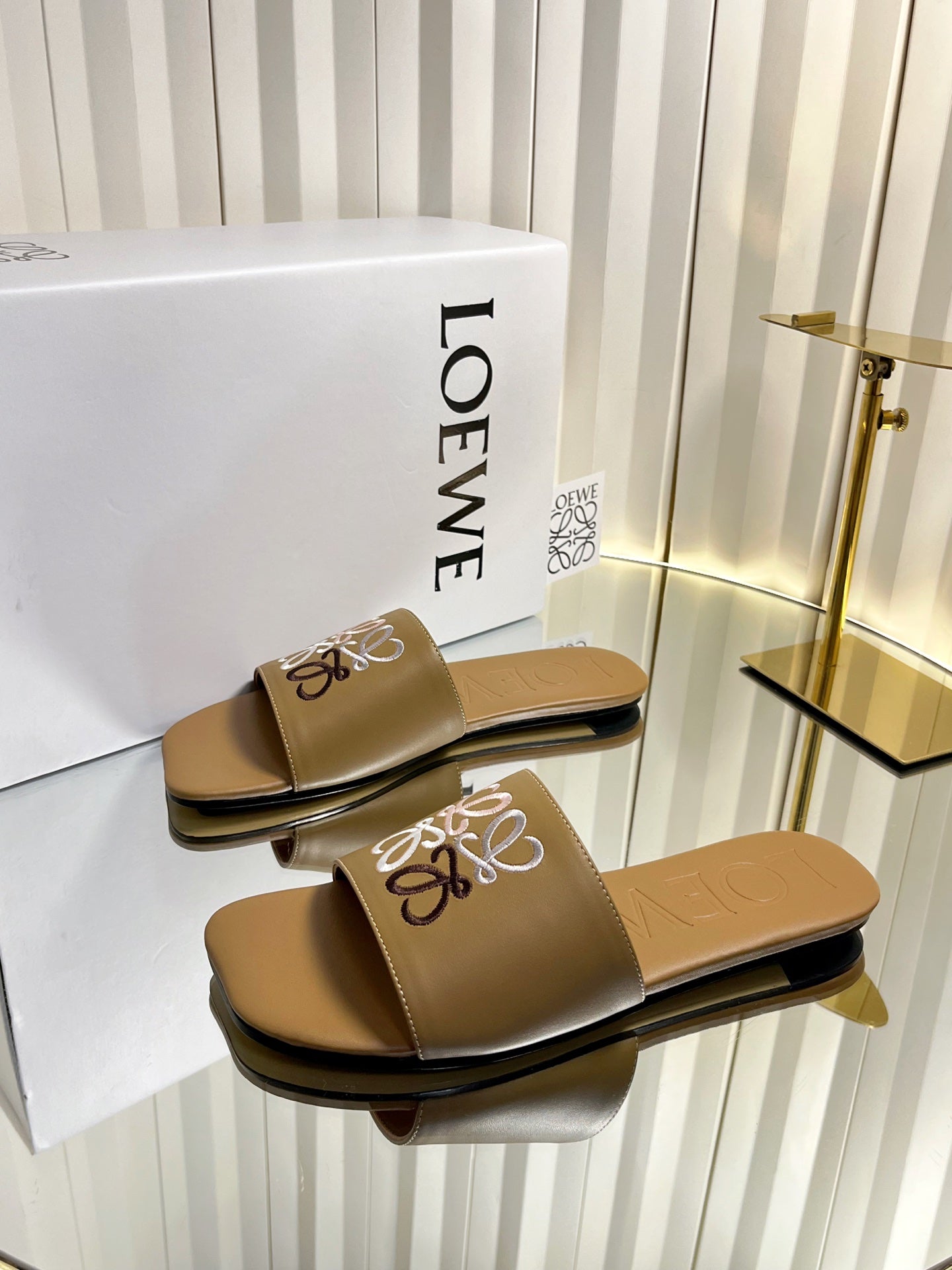 LOEWE 26S LOGO-EMBROIDERED SANDALS IN CAMEL BROWN CALFSKIN