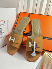 HM 26S ORAN SANDALS IN CARAMEL BROWN EPSOM CALFSKIN SILVER HARDWARE