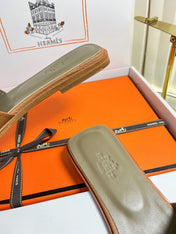 HM 26S ORAN SANDALS IN CARAMEL BROWN EPSOM CALFSKIN SILVER HARDWARE