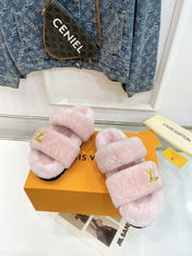 HALF MULE SLIPPERS IN LIGHT PINK FLEECE FEATURING METALLIC LOGO