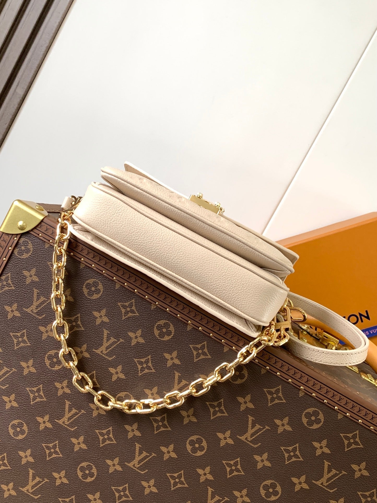 POCHETTE MÉTIS EAST WEST 22 IN LIGHT BEIGE MONOGRAM EMPREINTE CALFSKIN EMBOSSED