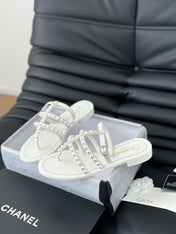 MULE SLIPPERS WITH PEARL CHAIN IN WHITE LAMBSKIN
