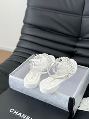 MULE SLIPPERS WITH PEARL CHAIN IN WHITE LAMBSKIN