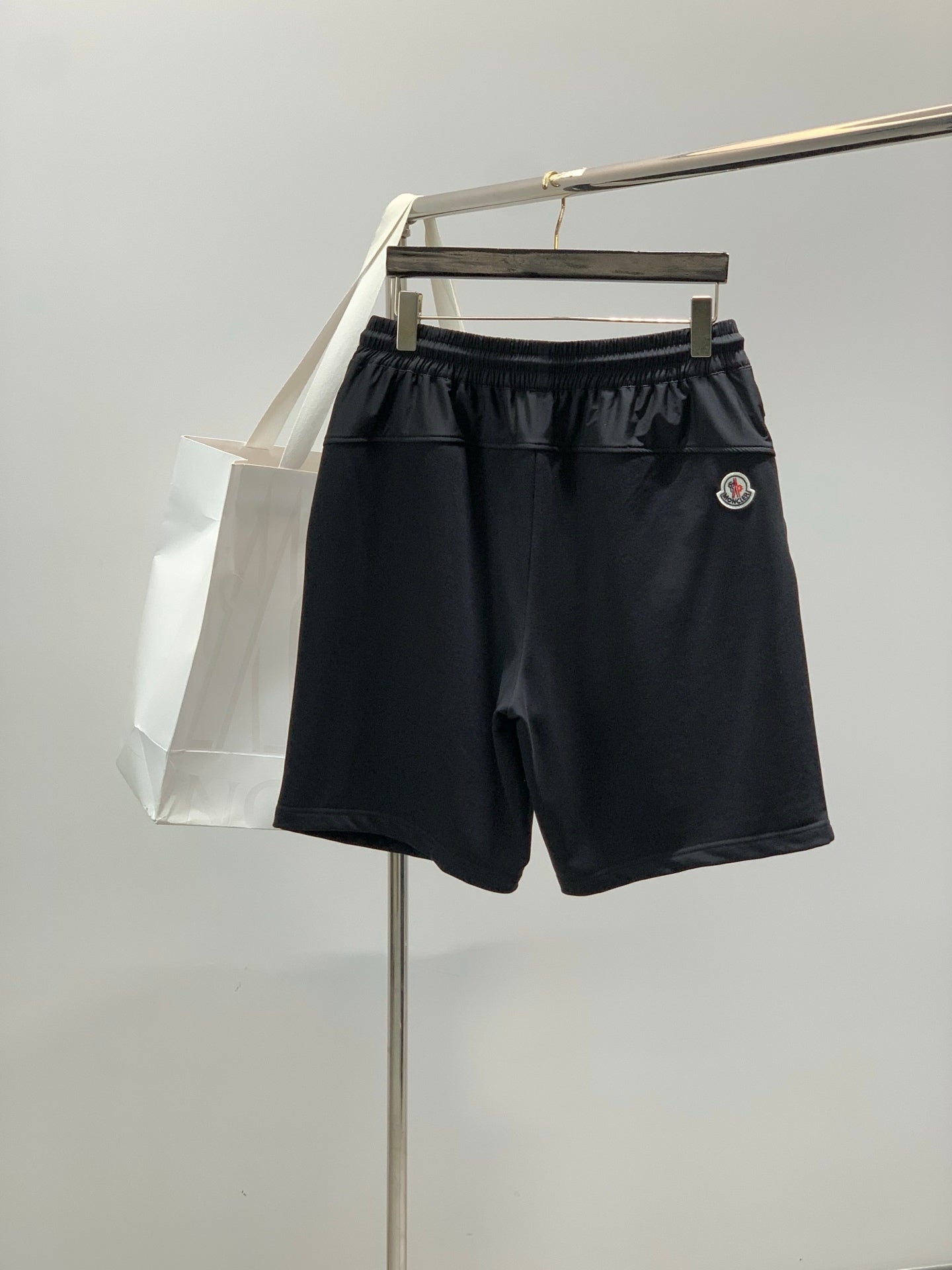 MONCLER 26S SHORTS 592
