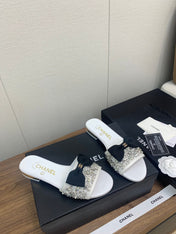 BOW SLIPPERS IN WHITE LAMBSKIN WITH RHINESTONES