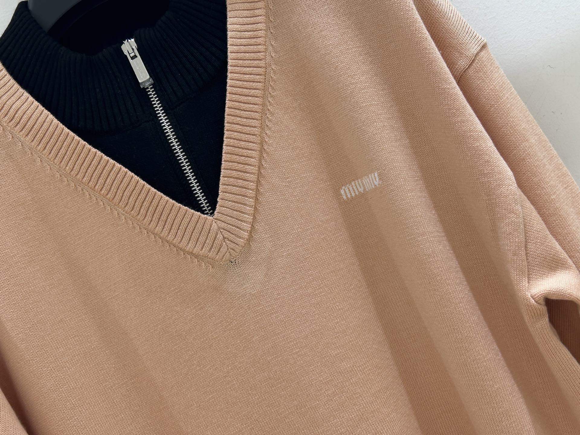 MIUMIU 26S V-NECK KNIT SWEATER 1397