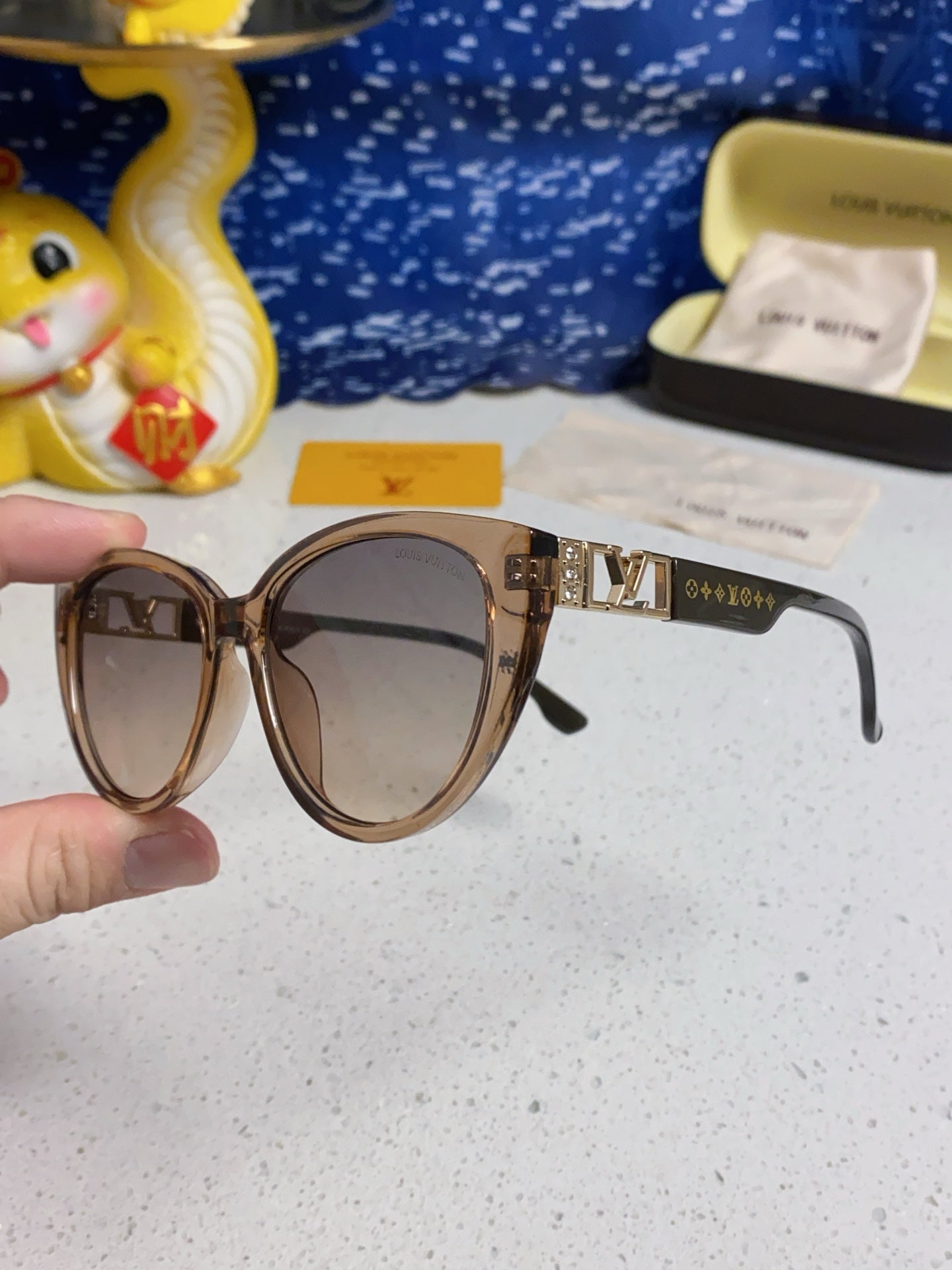 CAT EYE SUNGLASSES 567468 IN BROWN CLEAR ACETATE