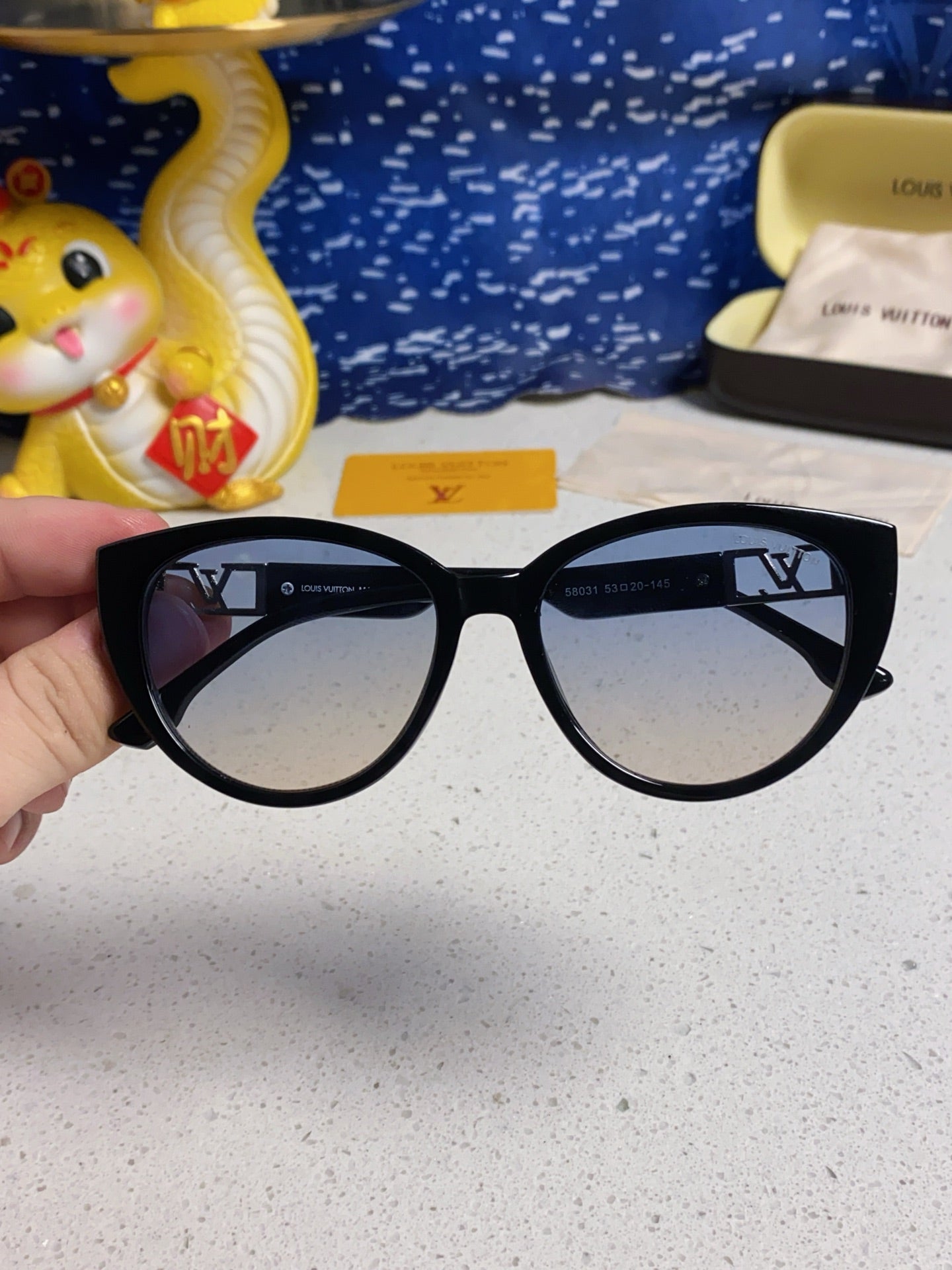 CAT EYE SUNGLASSES 567470 IN BLACK ACETATE GREY SMOKE LENS