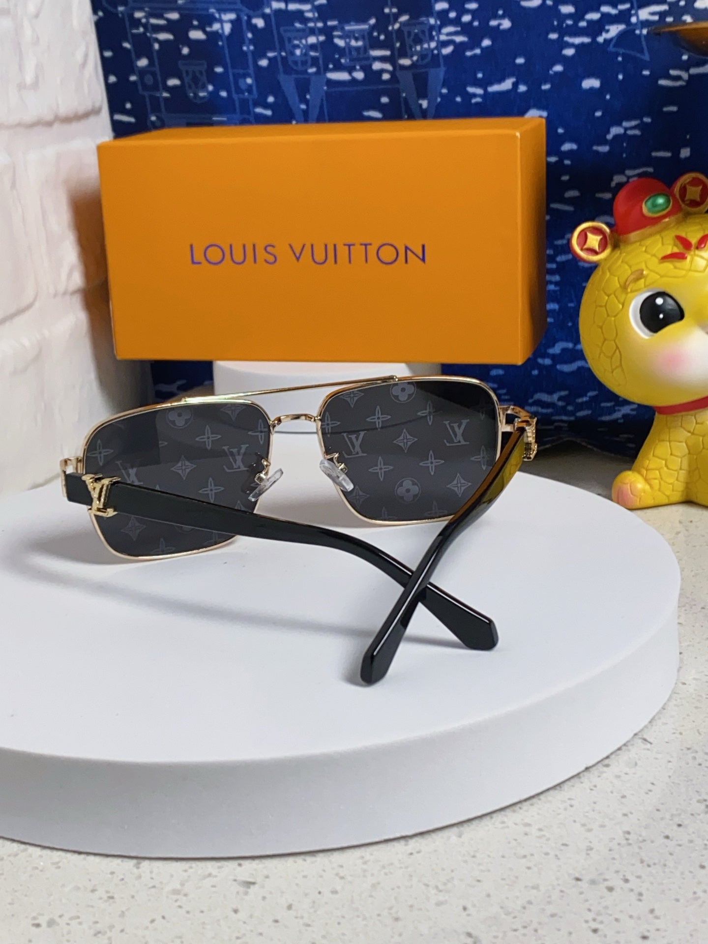 SIGNATURE SQUARE SUNGLASSES 567473 IN GOLD METAL MONOGRAM ON LENSES