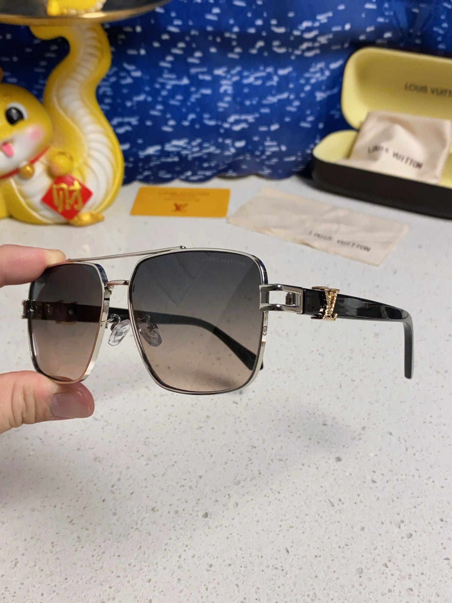 SIGNATURE SQUARE SUNGLASSES 567474 IN SILVER METAL GREY SMOKE LENSES