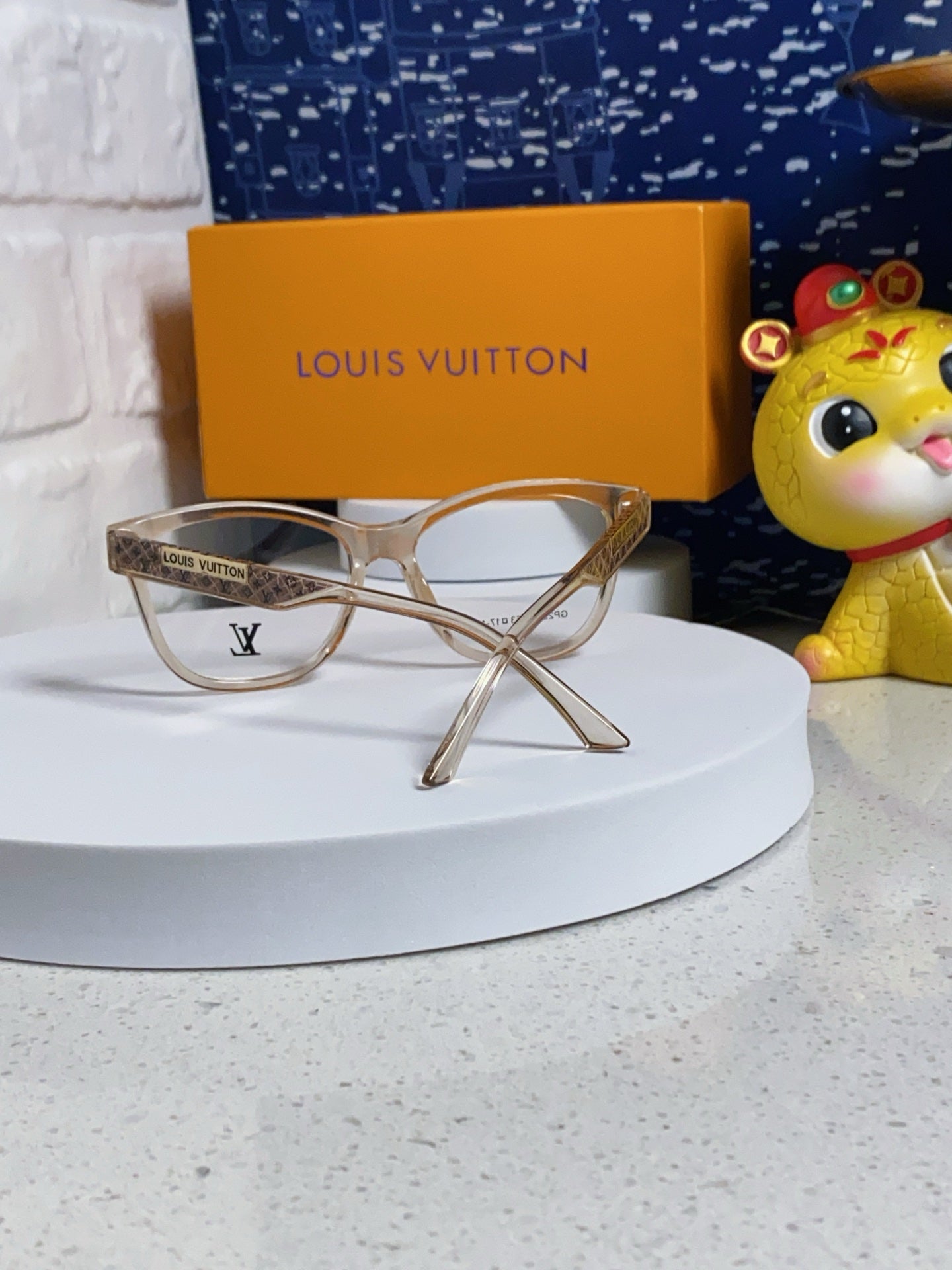 CAT EYE SUNGLASSES 570277 IN LIGHT BROWN CLEAR ACETATE EMBOSSED LOGO