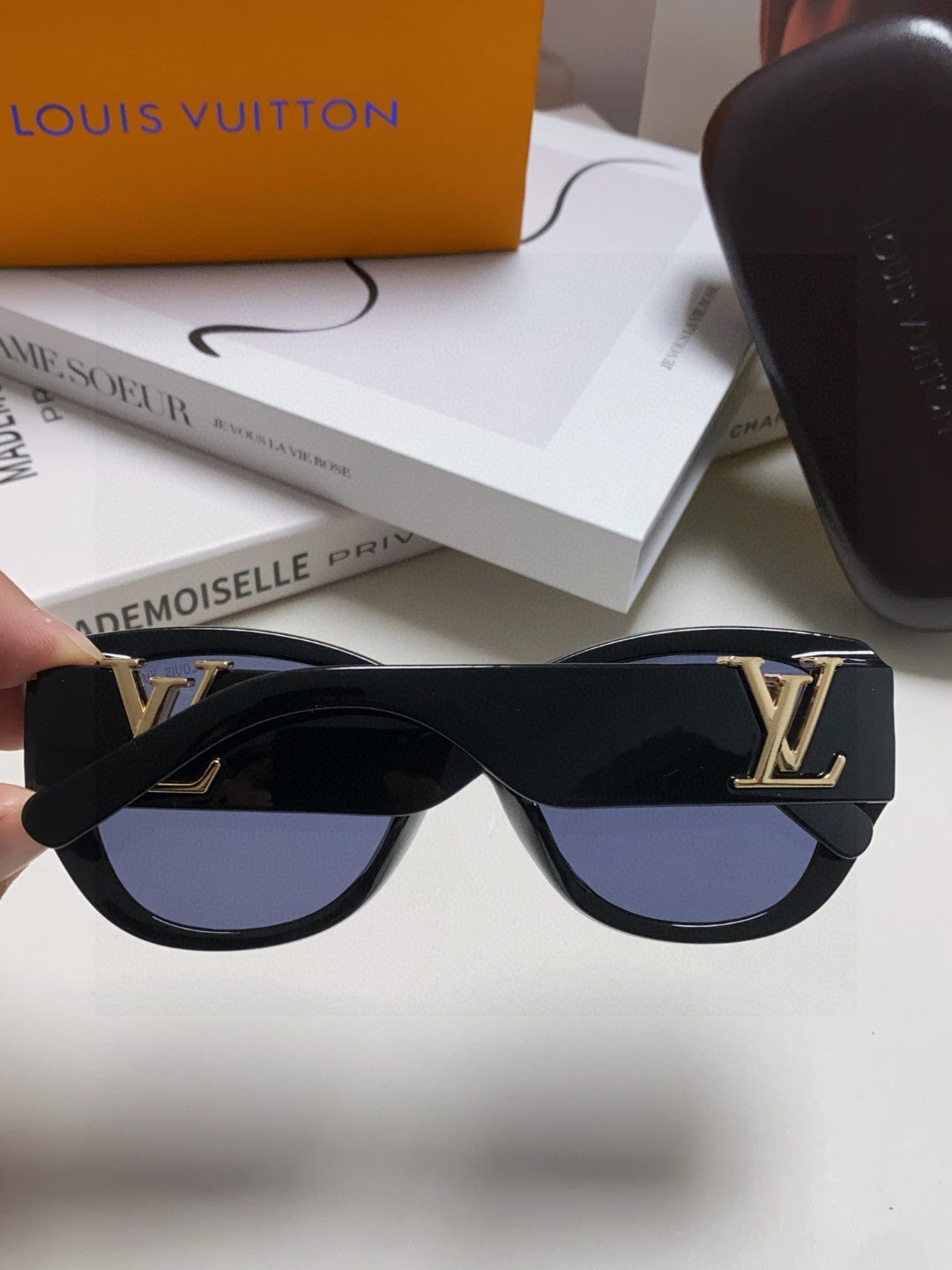 ICON CAT EYE SUNGLASSES 570249 IN BLACK ACETATE