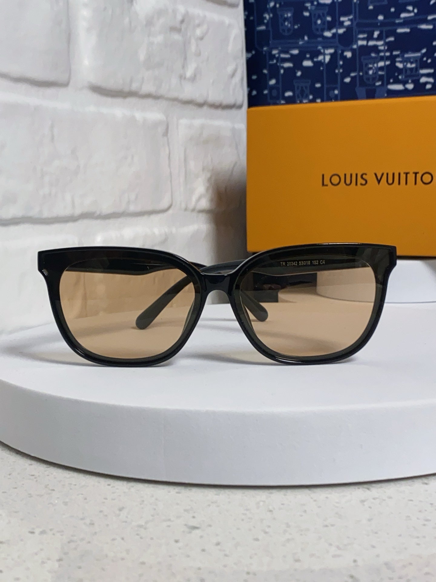 CAT EYE SUNGLASSES 571646 IN BLACK ACETATE LIGHT BROWN LENS