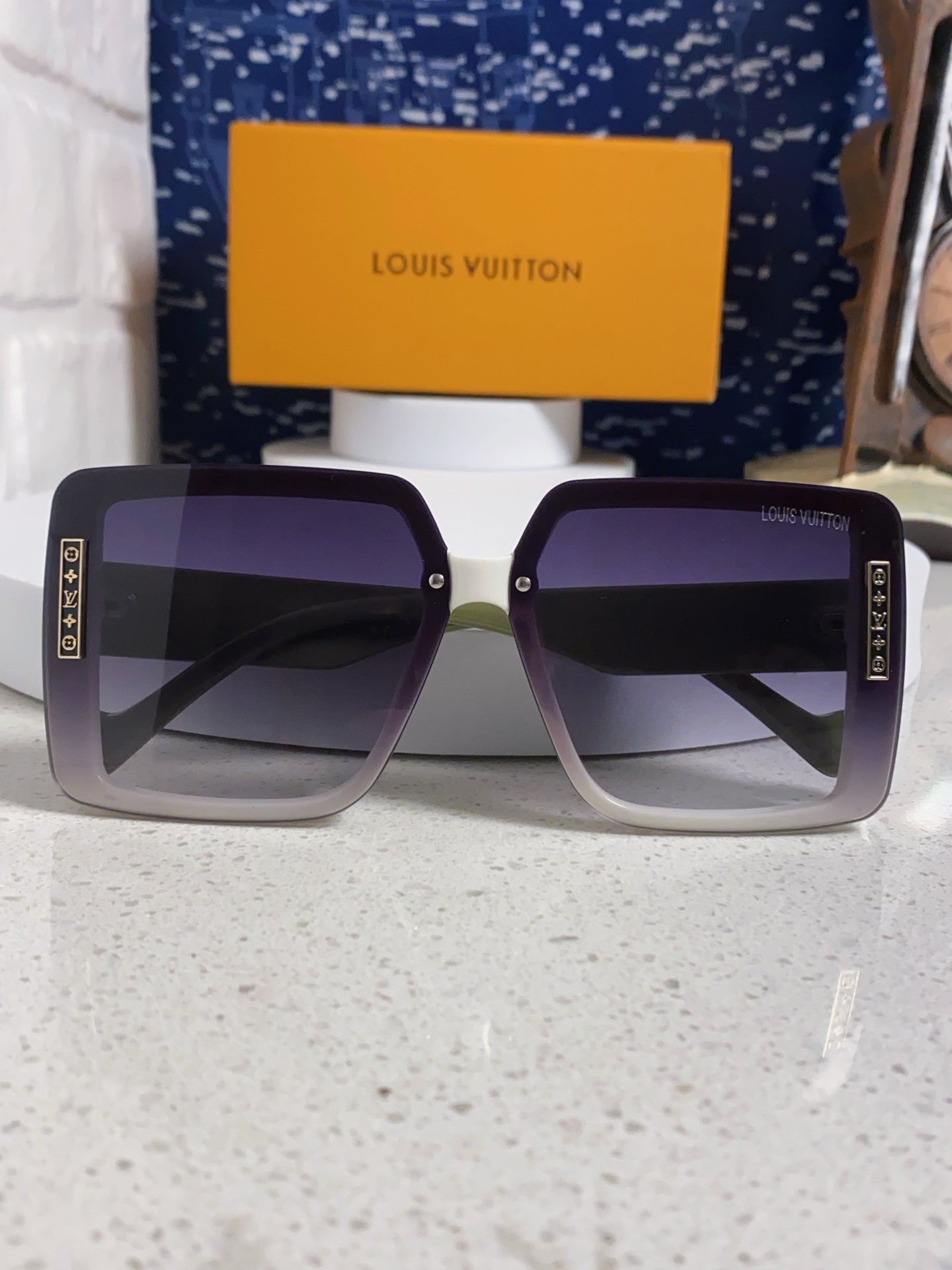 SQUARE SUNGLASSES 571656 IN GREEN ACETATE GREY SMOKE LENS