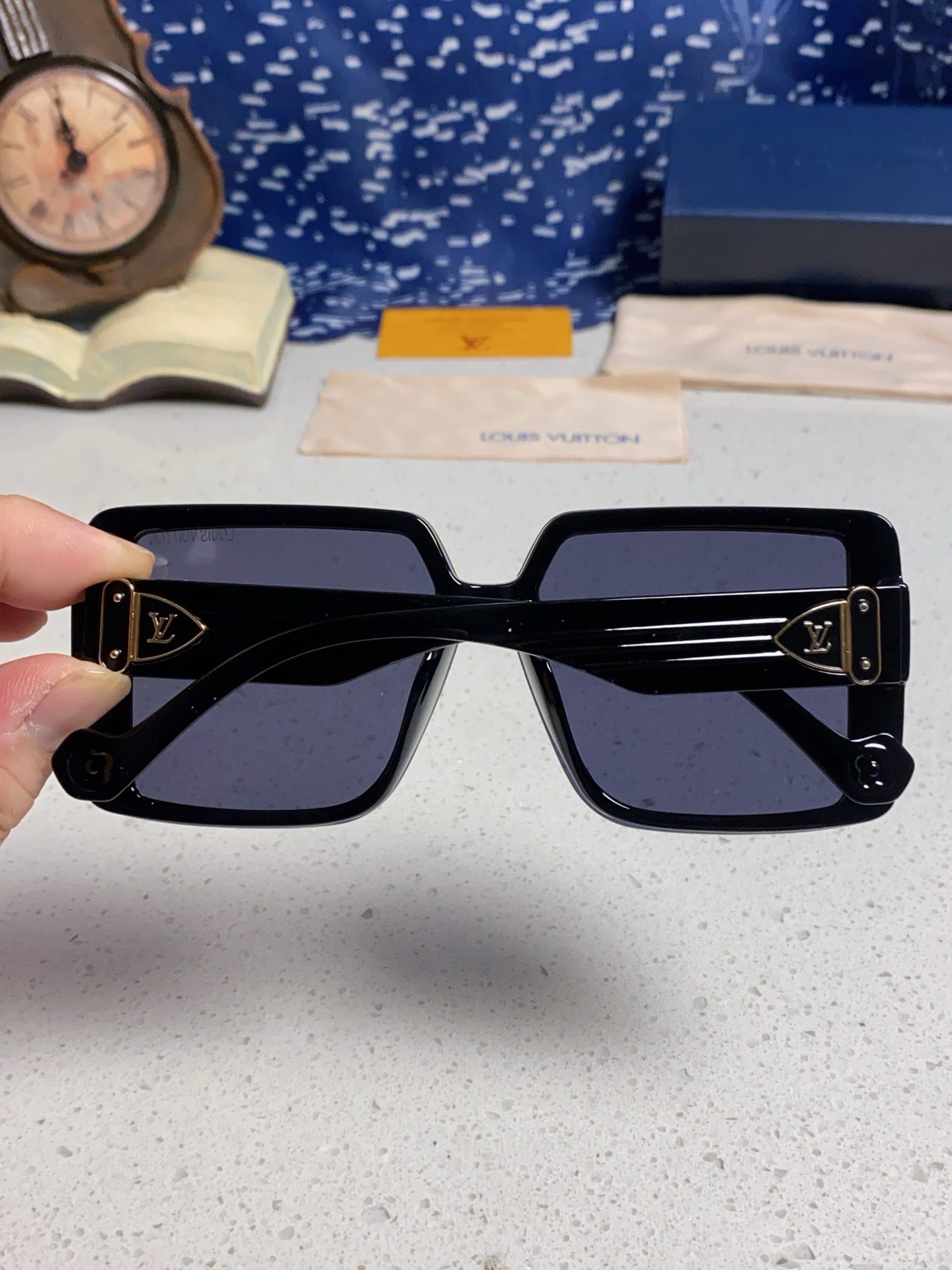 SQUARE SUNGLASSES 571657 IN BLACK ACETATE
