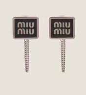 MIUMIU 26S RECTANGULAR LOGO CHAIN STUD EARRINGS IN BLACK ENAMEL AND SILVER TONE METAL 629947