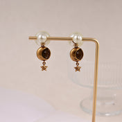 CD 26S CELESTIAL STAR PEARL DROP LOGO EARRINGS IN GOLD TONE METAL 629950