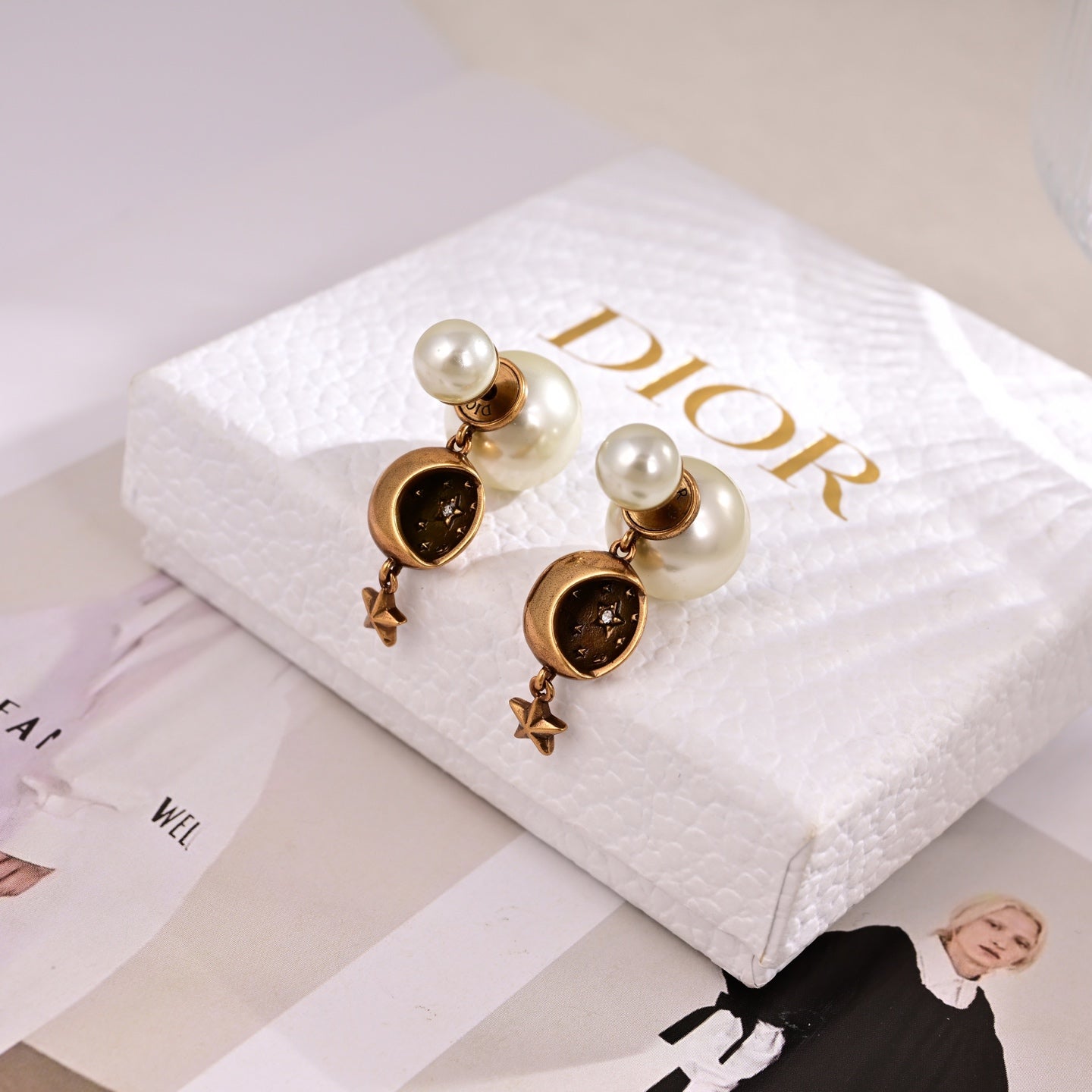 CD 26S CELESTIAL STAR PEARL DROP LOGO EARRINGS IN GOLD TONE METAL 629950