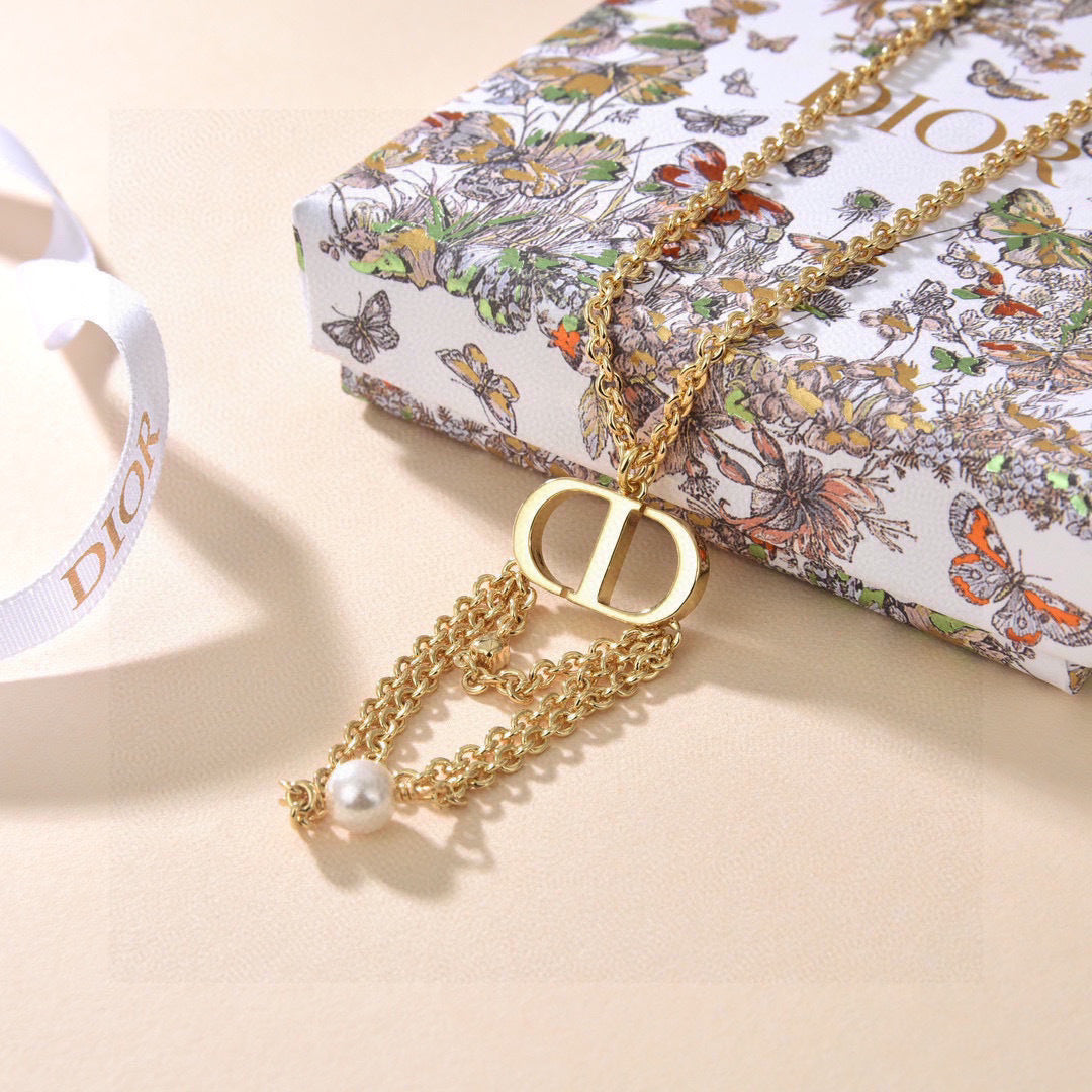 CD 26S PEARL CHAIN DROP LOGO NECKLACE IN GOLD TONE METAL WITH WHITE RESIN PEARL & CRYSTAL 631060