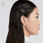 CD 26S DOUBLE PEARL ARROW STUD EARRINGS IN GOLD TONE METAL 631863