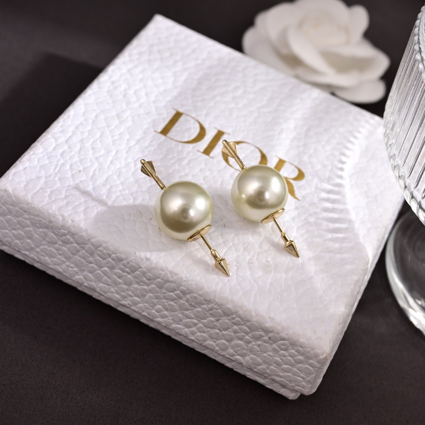 CD 26S DOUBLE PEARL ARROW STUD EARRINGS IN GOLD TONE METAL 631863