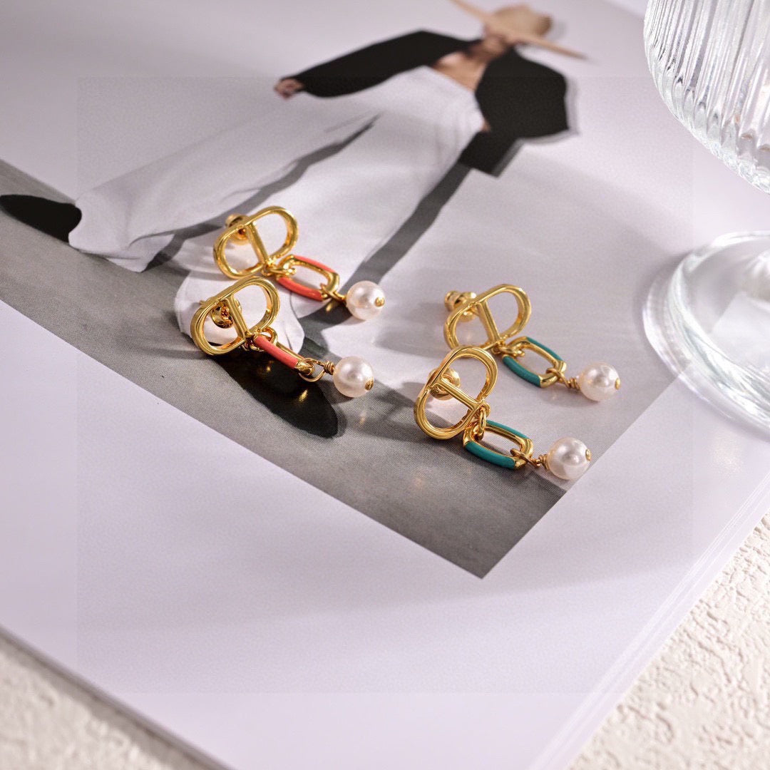 CD 26S LOGO ENAMEL LINK PEARL DROP EARRINGS IN GOLD METAL