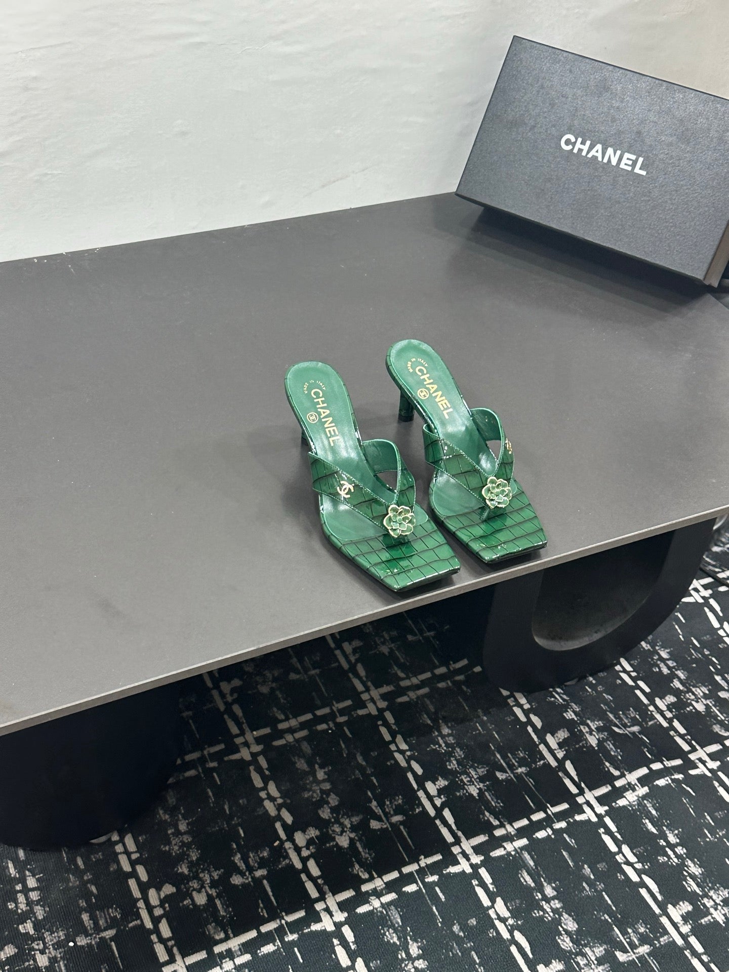 CHANEL 26S HIGH-HEEL THONG SANDALS IN GREEN PATENT CROCODILE-EMBOSSED